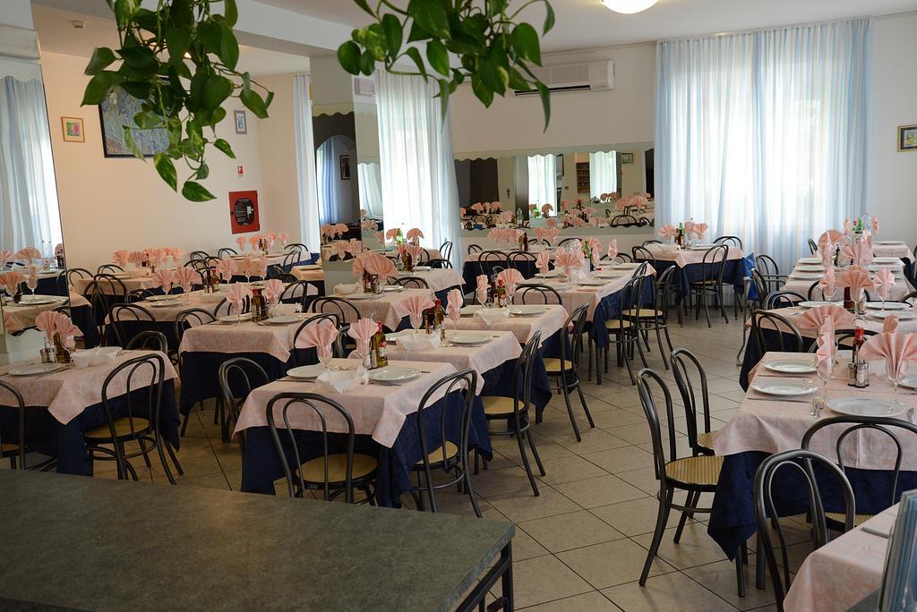 Hotel Trinidad Ρίμινι Εξωτερικό φωτογραφία